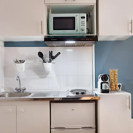 Guestrust - Arc De Triomphe 46 *