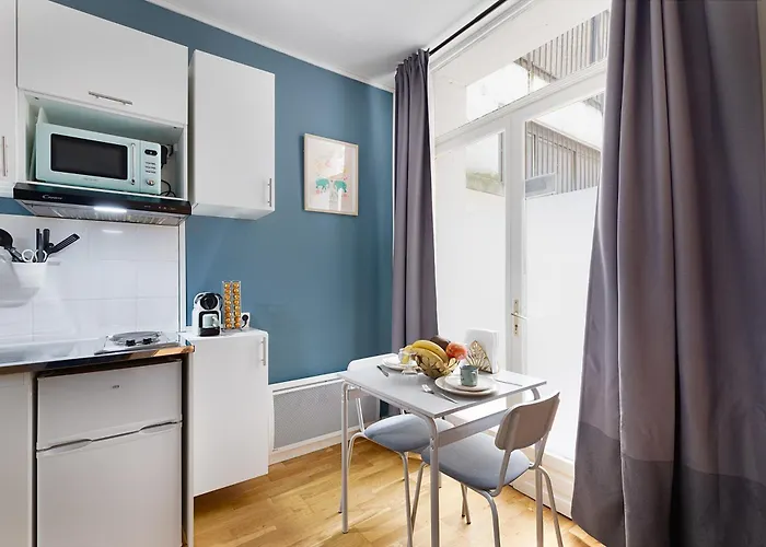 Guestrust - Arc De Triomphe 46