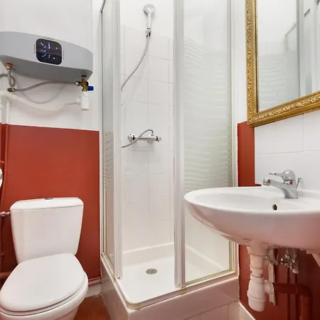 Guestrust - Arc De Triomphe 46 *